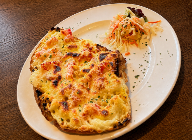 Knoblauchbrot Spezial – Knoblauchbrot mit Käse und Tomaten überbacken – würzig, warm und knoblauchlastig.