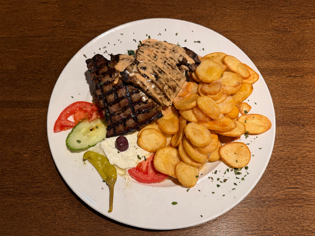 Rinderleber gefüllt – Gegrillte Rinderleber, gefüllt mit frischem Spinat und Feta – dazu Metaxasoße und Knoblauchkartoffeln.