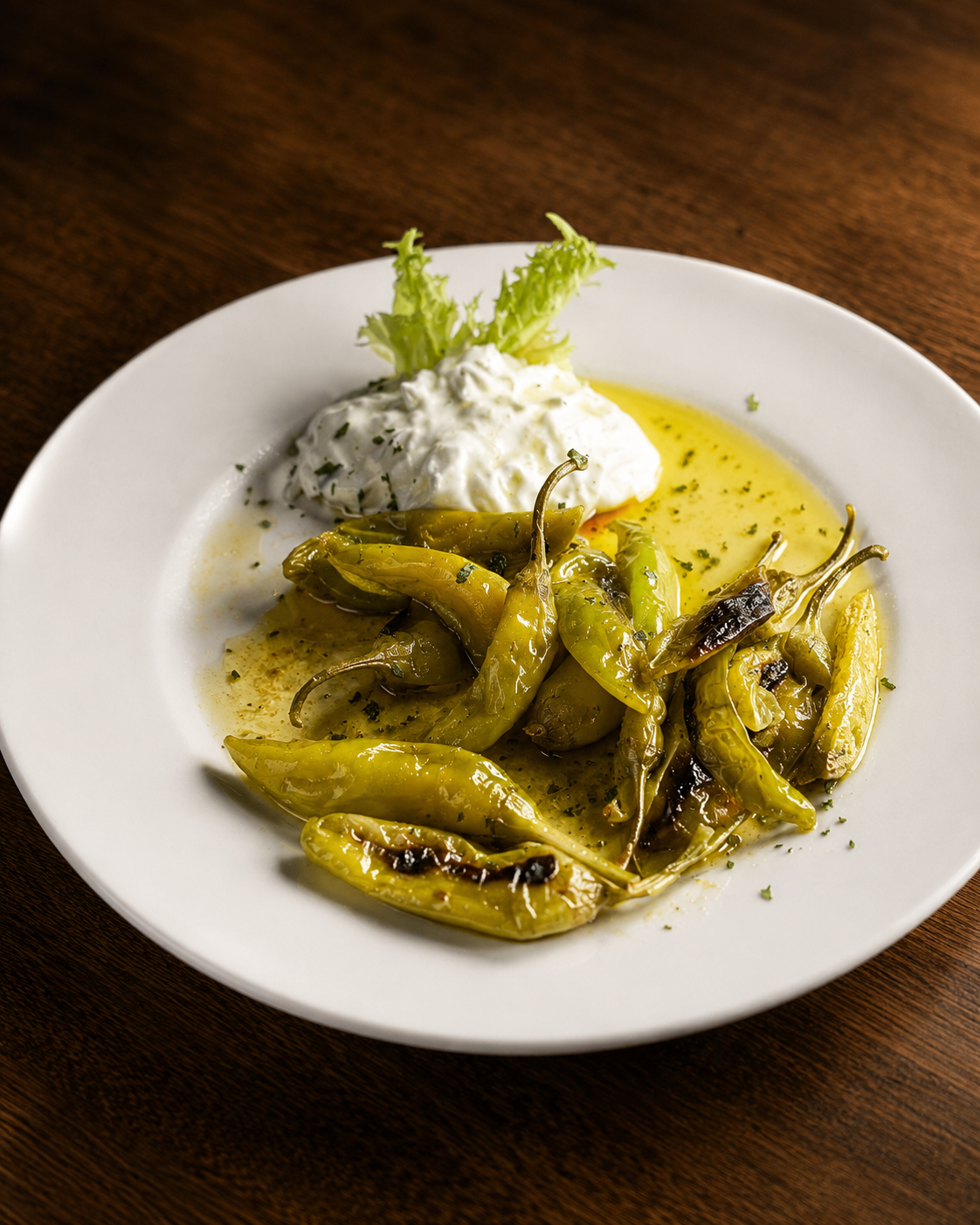 Gegrillte Peperoni – Gegrillte Peperoni mit feinen Röstaromen, Öl und cremigem Kräuterdip.